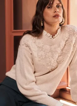 Sud Express Jumpers & Cardigans|Pull Col Rond A Broderies Florales Ecru Marguerite